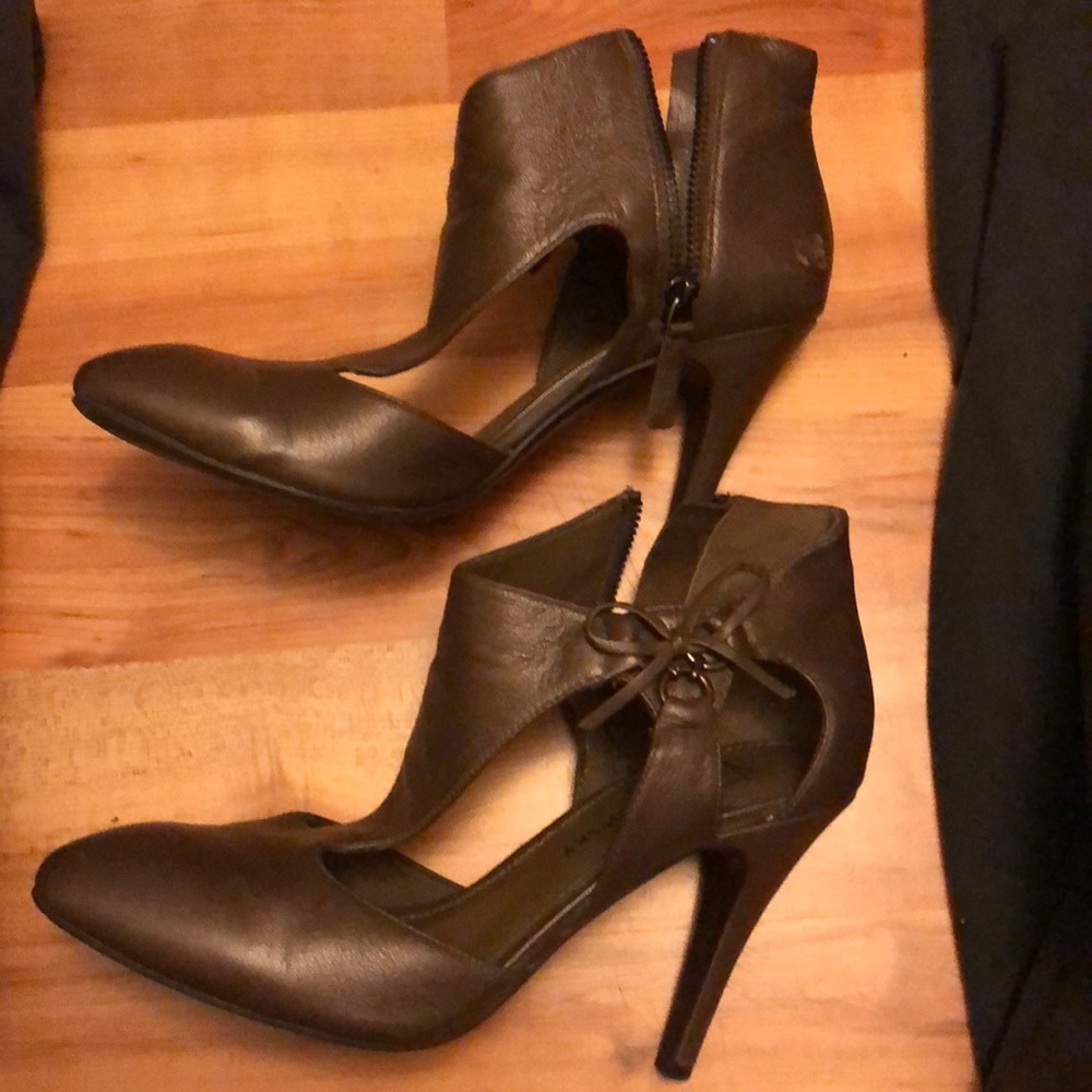 B Makowsky pump. Brown leather 6